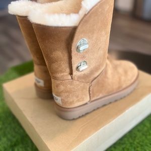 WOMEN’S UGG BOOTS